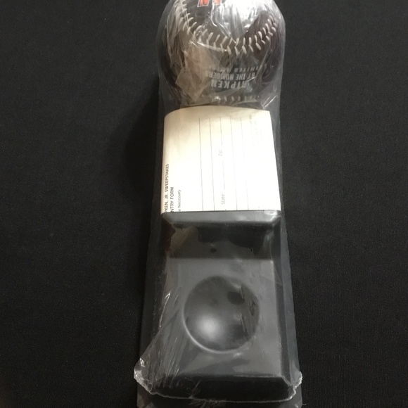 Limited Edition - Cal Ripken Baseball and a 3 ball holder (1995) - Picture 8 of 9